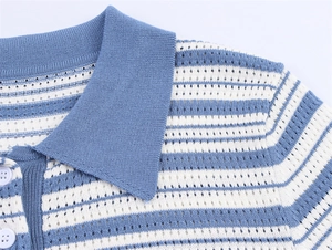 Détail du pull polo en maille ajourée à rayures bleu clair et blanc avec col boutonné