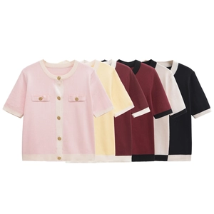 Détails de gilets en maille à manches courtes avec boutons dorés en divers coloris