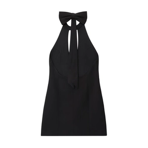 Dettaglio del mini abito nero con scollo all'americana, fiocco e apertura a goccia
