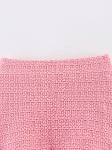 Gros plan sur le tissu en maille gaufrée rose montrant la texture et les coutures
