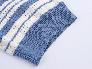 Vue détaillée du pull en maille ajourée à rayures bleues et blanches et texture côtelée