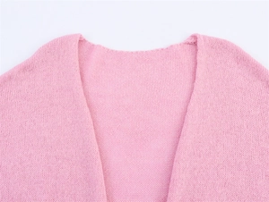 Nahaufnahme der rosa Strickjacke mit V-Ausschnitt-Textur und feinen Nähten im Detail