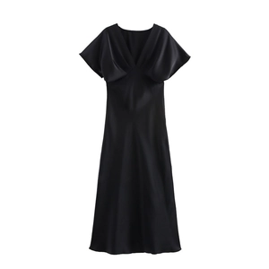 Robe midi élégante en satin noir avec col en V profond et manches chauve-souris coupe trapèze