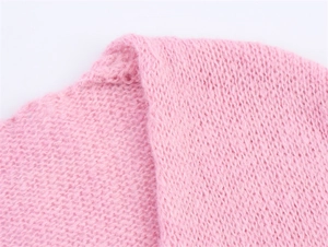 Nahaufnahme des rosa Strickstoffs mit weicher Mohair-Textur und feinen Maschen