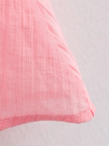 Gros plan sur la maille rose avec des détails de couture précis sur les bords du tissu