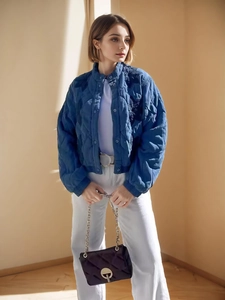 Détail d'une veste bomber matelassée bleu marine avec motif en losange et col montant