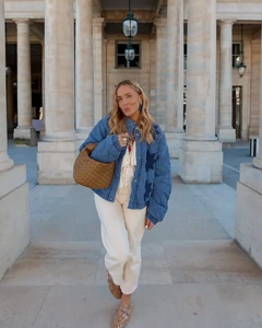 Style de rue avec veste matelassée bleue, broderie florale et sac en cuir tressé en détail