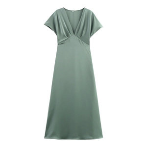 Robe midi en satin vert Morandi avec col en V et manches kimono en texture de soie