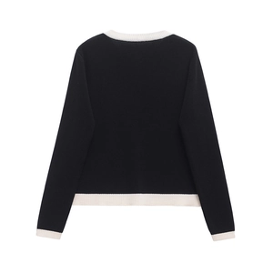 Vue détaillée du dos du cardigan en maille contrastée avec bordures blanches et corps noir
