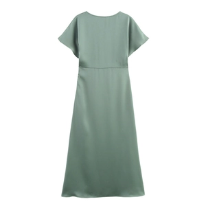 Détail à plat d'une robe en satin vert sauge aux manches courtes et à la texture lisse