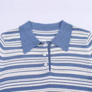 Pull Polo en tricot rayé bleu et blanc avec texture ajourée et col à boutons