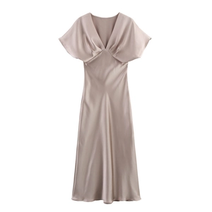Robe midi élégante en satin champagne avec col en V et manches chauve-souris raffinées
