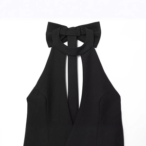 Elegante abito nero all'americana con fiocco e profonda scollatura a goccia