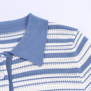 Polo en maille rayé bleu et blanc pour femme avec texture ajourée et col à boutons