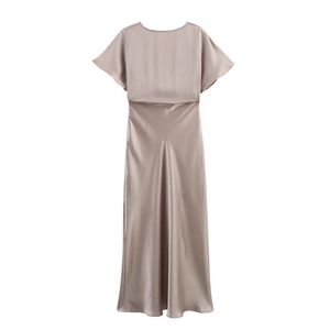 Détail d'une robe en satin de soie champagne montrant la texture fluide et la coupe en A