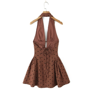 Détail d'une mini robe dos nu marron à pois noirs avec un décolleté plongeant en V