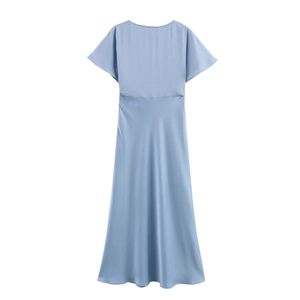 Détail d'une robe en satin bleu clair avec manches volantées et texture soyeuse