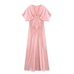 Détail de la robe en satin rose montrant le décolleté en V et la texture lisse du tissu