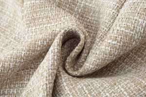 Dettaglio del tessuto tweed color avena con filo di seta dorato e trama intrecciata
