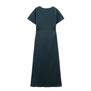 Détails de la robe longue en satin vert émeraude foncé à taille haute et manches courtes