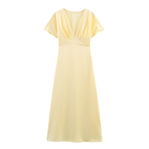 Détail d'une robe midi en satin de soie jaune crème avec col en V et texture lisse