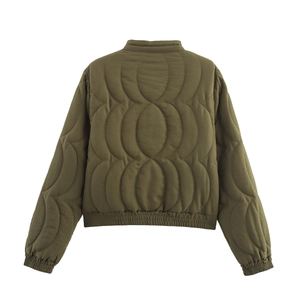 Vue arrière d'un blouson matelassé vert olive foncé avec des coutures ovales complexes