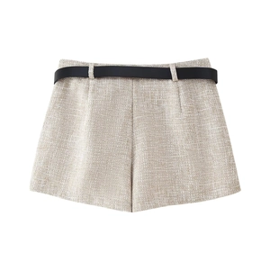 Dettaglio degli shorts a trapezio in tweed beige con tessuto testurizzato e cintura