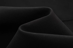 Dettaglio macro del tessuto intrecciato nero di alta qualità con trama fitta e rifinita
