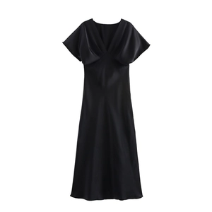 Robe midi élégante en satin noir à col en V avec manches courtes et coupe ajustée