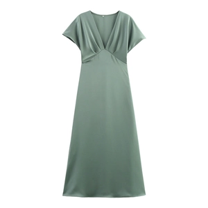 Robe longue élégante en satin vert sauge avec col en V et taille plissée chic
