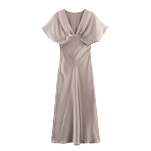 Robe élégante en satin champagne avec col en V profond et manches courtes à volants