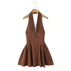 Robe dos nu marron à pois noirs avec décolleté plongeant en V et taille plissée