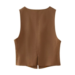 Détail du dos et de l'ourlet fendu d'un gilet de costume marron pour femme