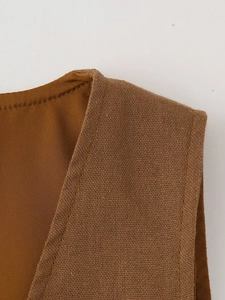 Détail de la texture en coton lin marron caramel et de la doublure en satin lisse