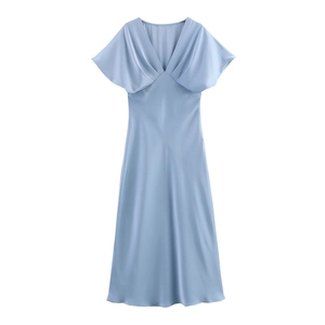 Détail d'une robe midi en satin bleu clair avec décolleté en V et manches à volants