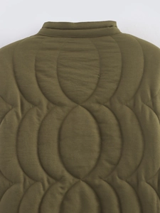 Vue détaillée du matelassage vert armée et de l'encolure sur la veste matelassée