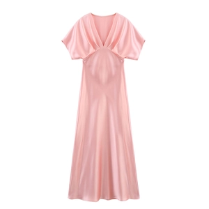 Détail d'une robe midi en satin rose avec col en V et texture soyeuse du tissu