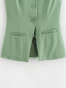 Détails des boutons du gilet vert sauge et poches fendues pour ensemble femme chic