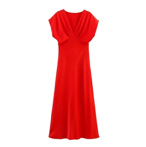 Gros plan sur le décolleté en V élégant avec détails drapés de la robe midi en satin rouge