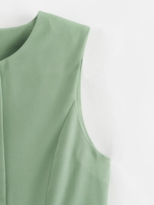 Détail du tissu sergé vert sauge montrant le col et la qualité des coutures