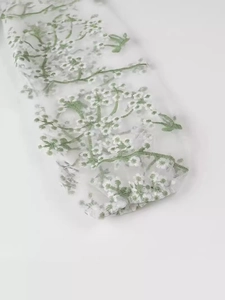 Robe à manches longues en dentelle brodée avec tulle blanc et motifs de marguerites
