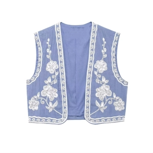 Détail de la broderie florale sur le gilet vintage bleu clair sans manches pour femme