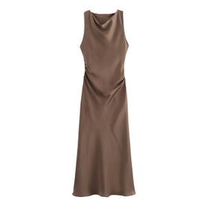 Elegante vestido de satén marrón sin mangas con cuello desbocado y detalles fruncidos laterales