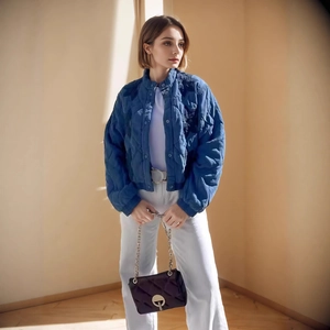 Veste matelassée bleue brodée pour femme avec col montant et boutonnage simple élégant