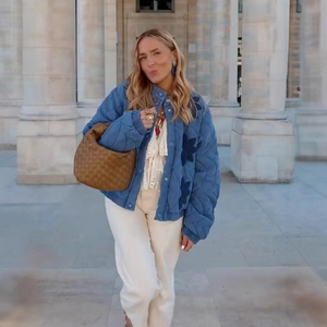 Veste matelassée bleue pour femme avec broderie florale et pantalon blanc en extérieur