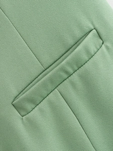 Détail de la poche de veste vert clair avec texture de tissu sergé de qualité