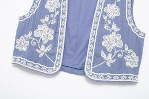 Vue détaillée des broderies florales sur un gilet sans manches vintage en coton et lin