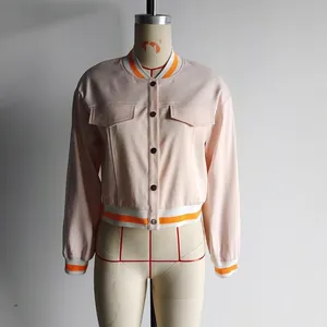 Veste baseball courte rose pour femme avec bords côtelés orange et boutons pression