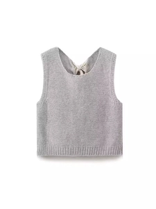 Chic gilet sans manches en maille grise avec un nœud délicat à l'arrière du cou