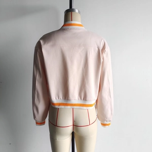 Vue arrière d'un blouson court rose style universitaire avec des finitions à rayures